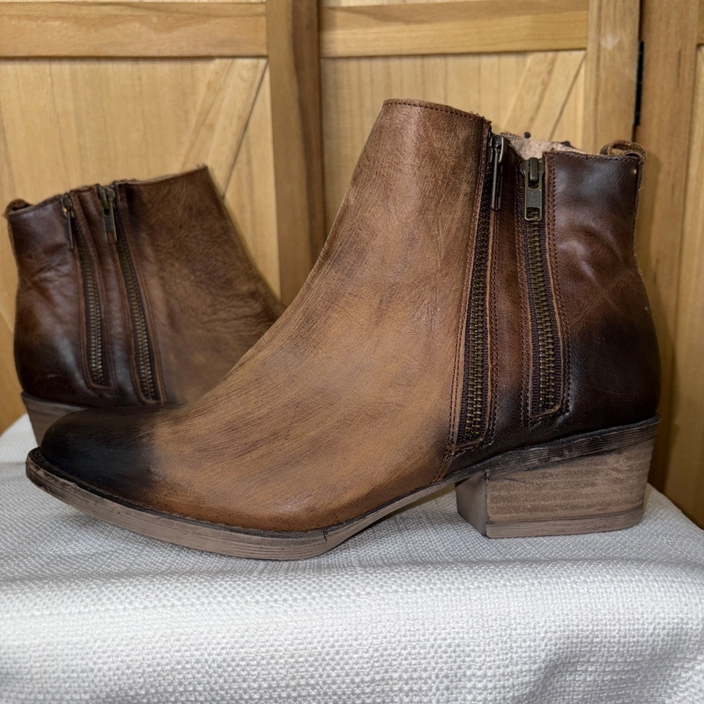 Circle G Two-Tone Brown Leather Ankle Booties with Side Zips - Picture 3 of 7